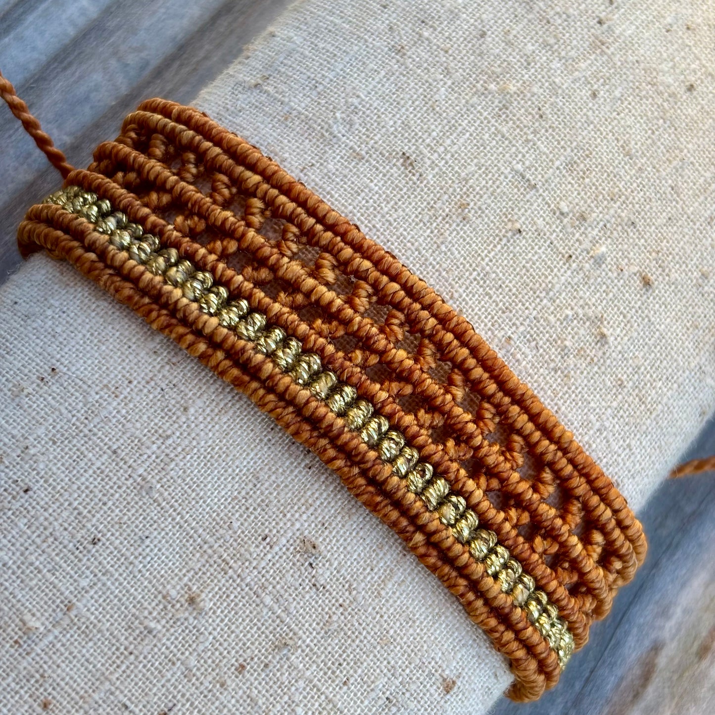 Breites Makramee Armband mit Goldakzenten