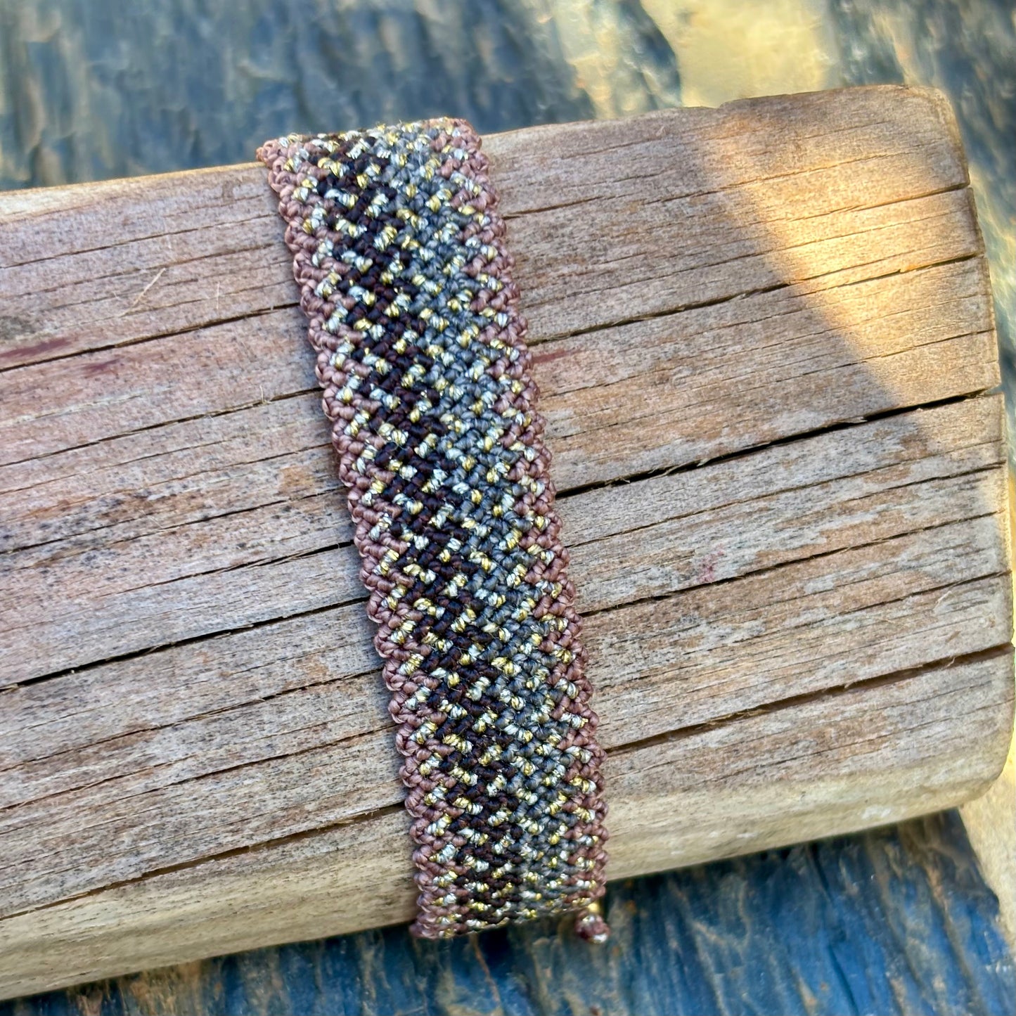 Gemustertes Armband mit Gold/Silberakzenten