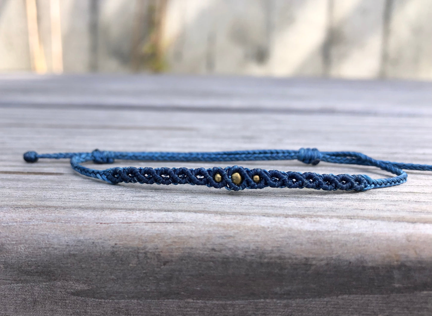 Makramee Armband mit Messingperlen in Petrol