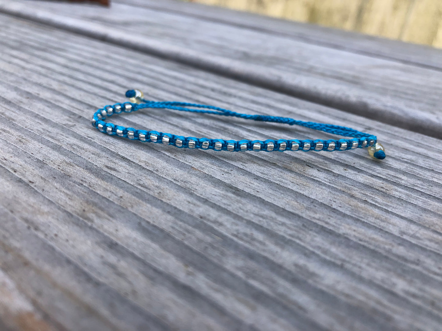 Feines Armband mit Rocailles Perlen