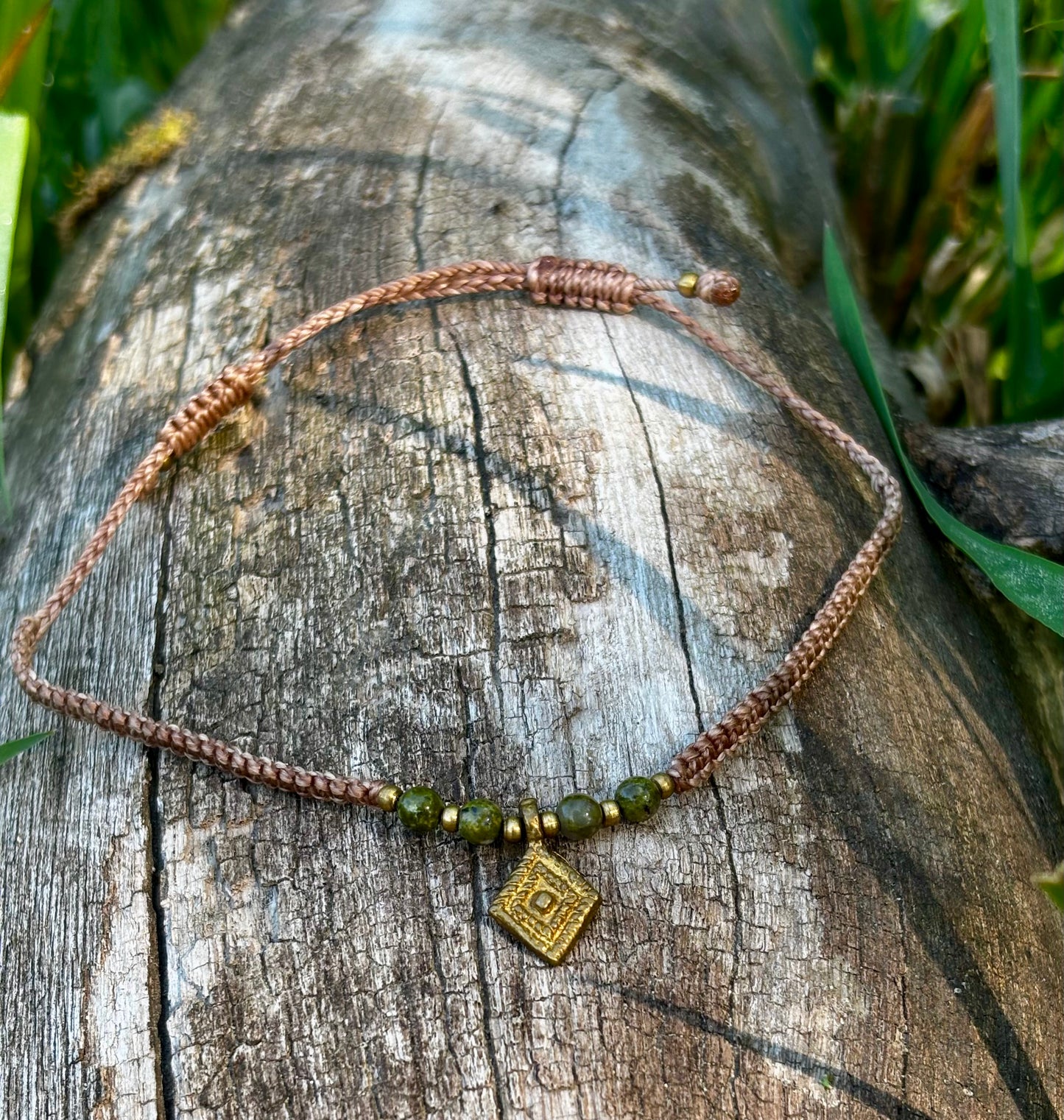 Makramee Fusskette mit Messinganhänger und Serpentin Perlen