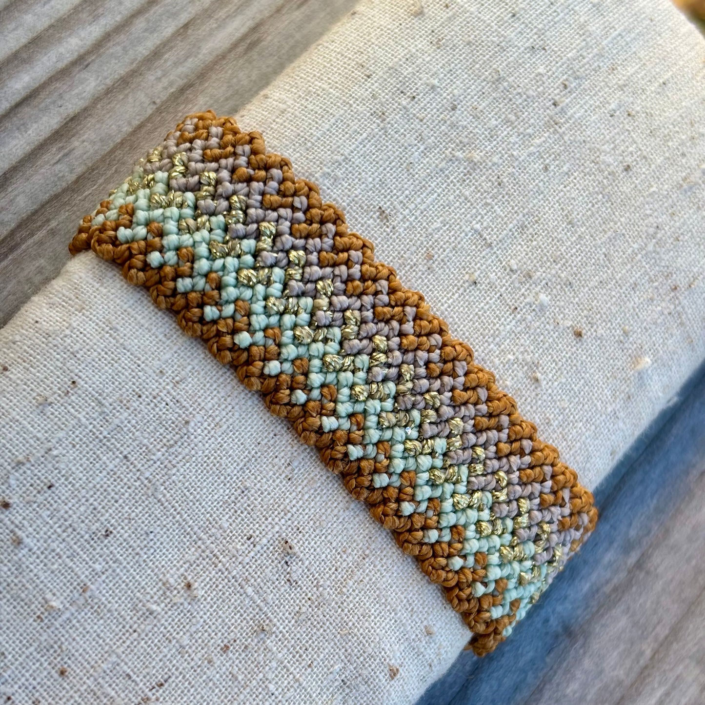 Gemustertes Armband mit Goldakzenten
