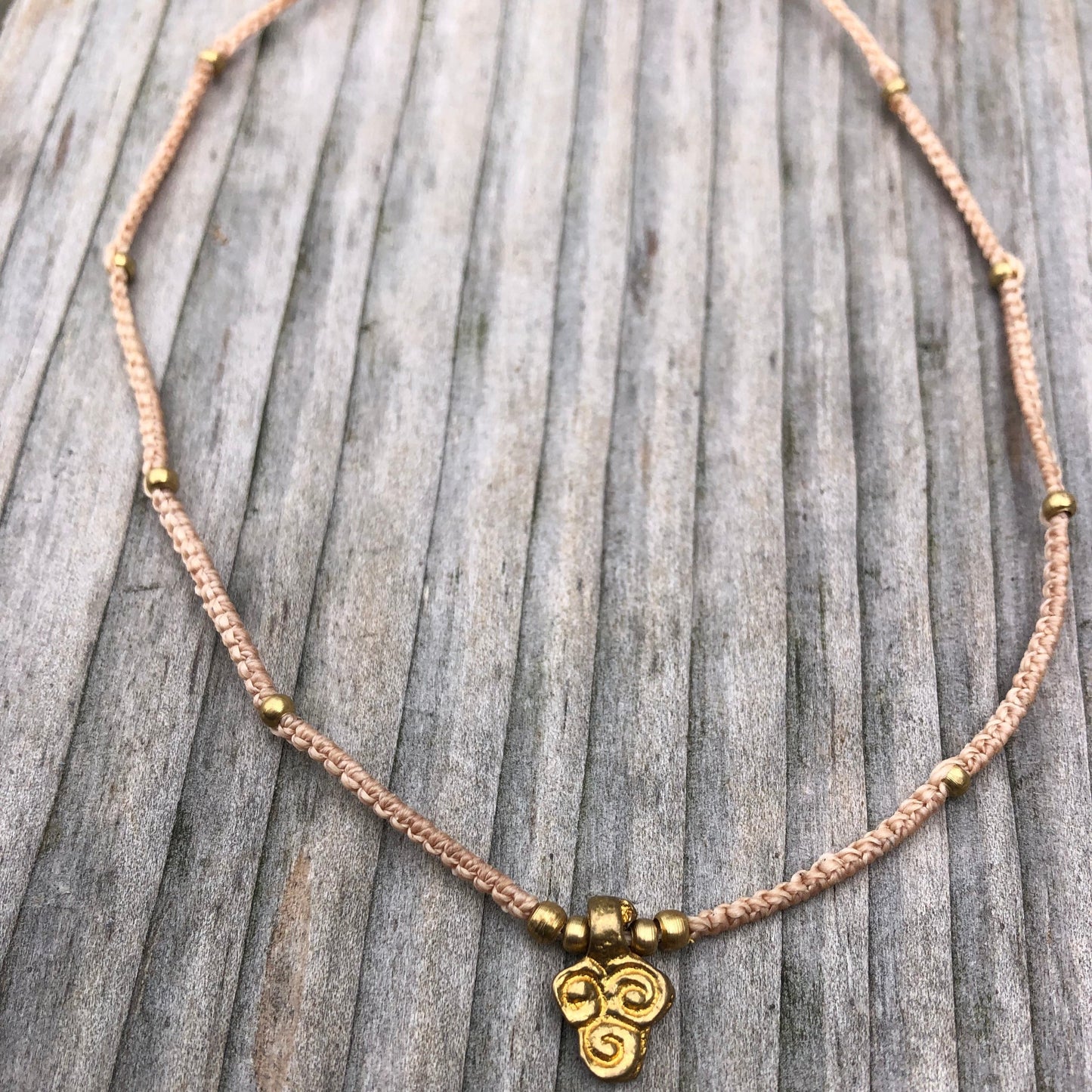 Halskette mit Messinganhänger