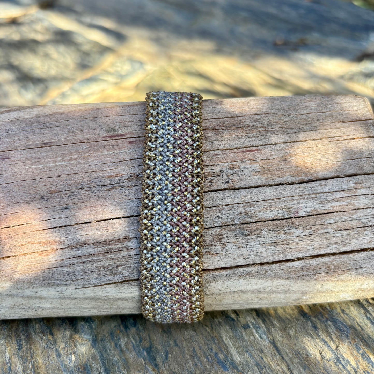 Gemustertes Armband mit Gold/Silber-Akzenten