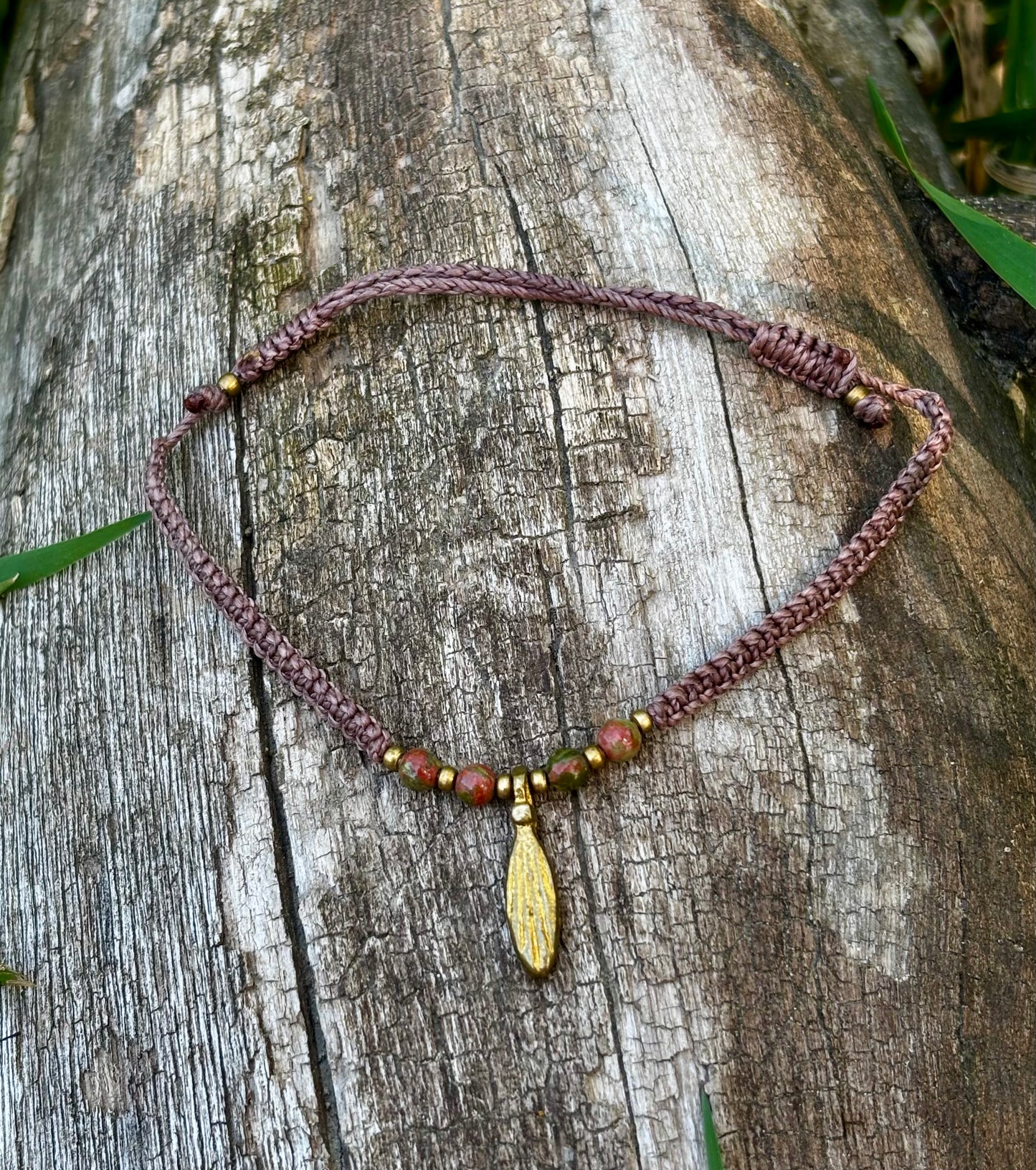 Makramee Fusskette mit Messinganhänger und Unakitperlen