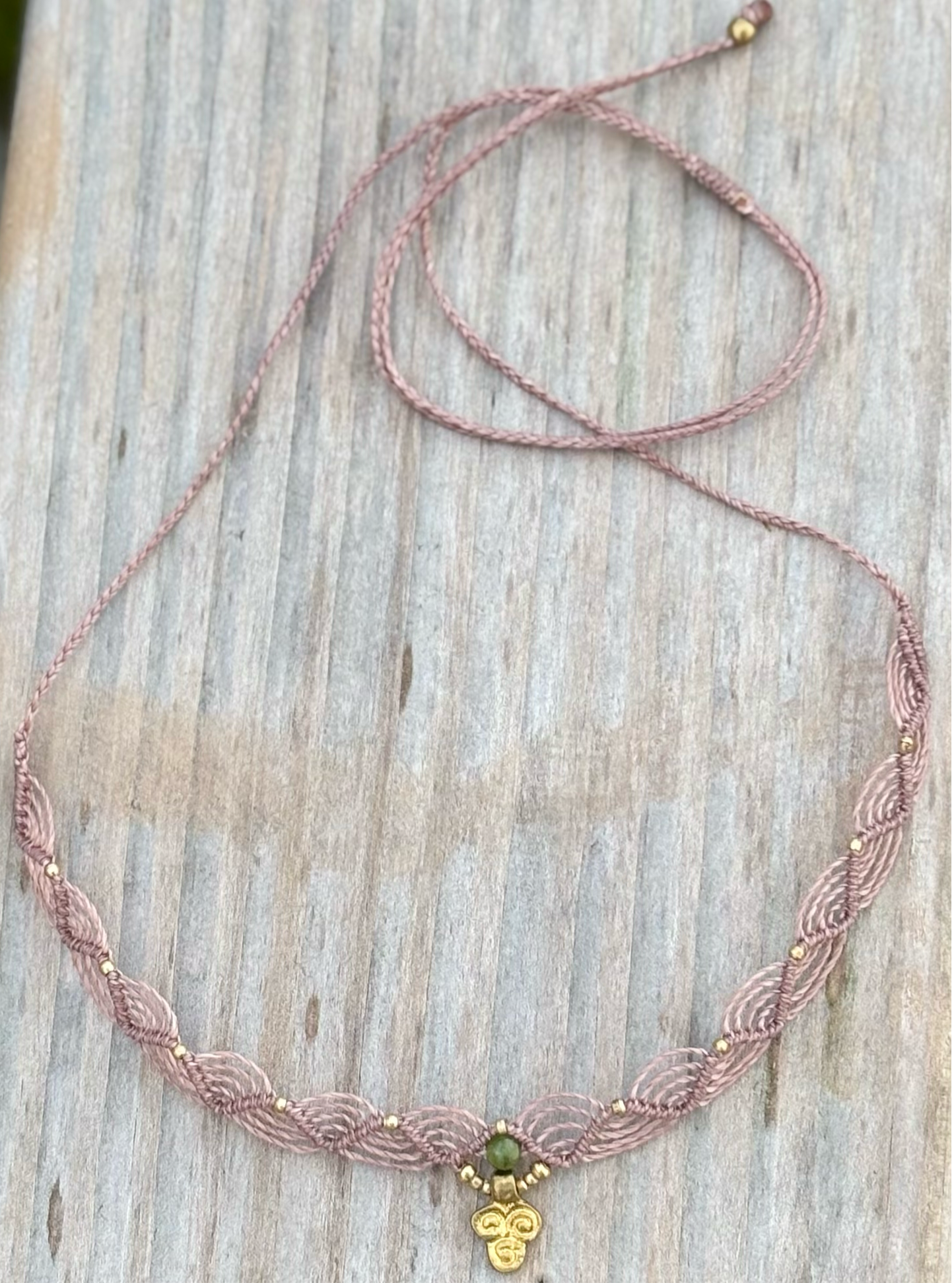 Halskette mit Serpentin Perle und Messinganhänger