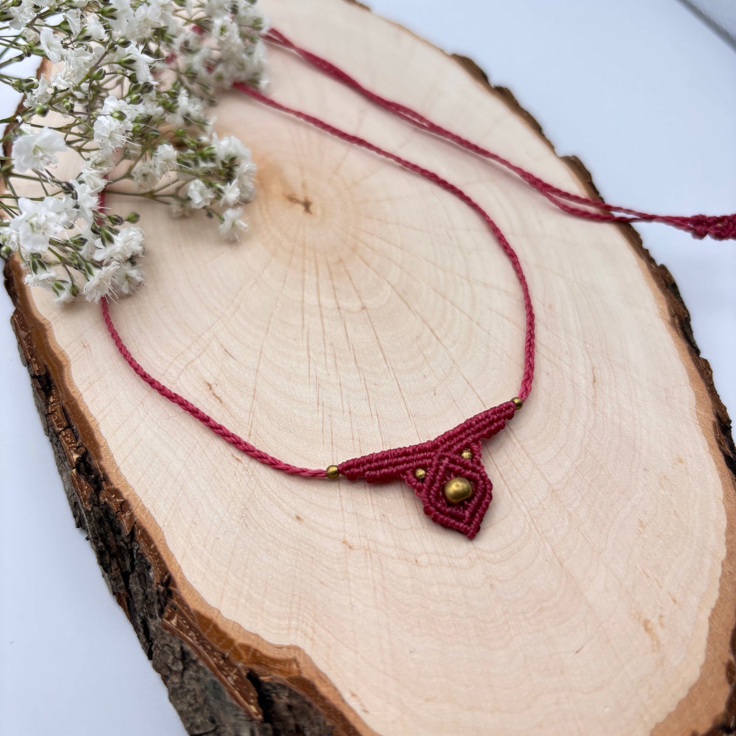 Makramee Halskette mit eingefassten Messingperlen