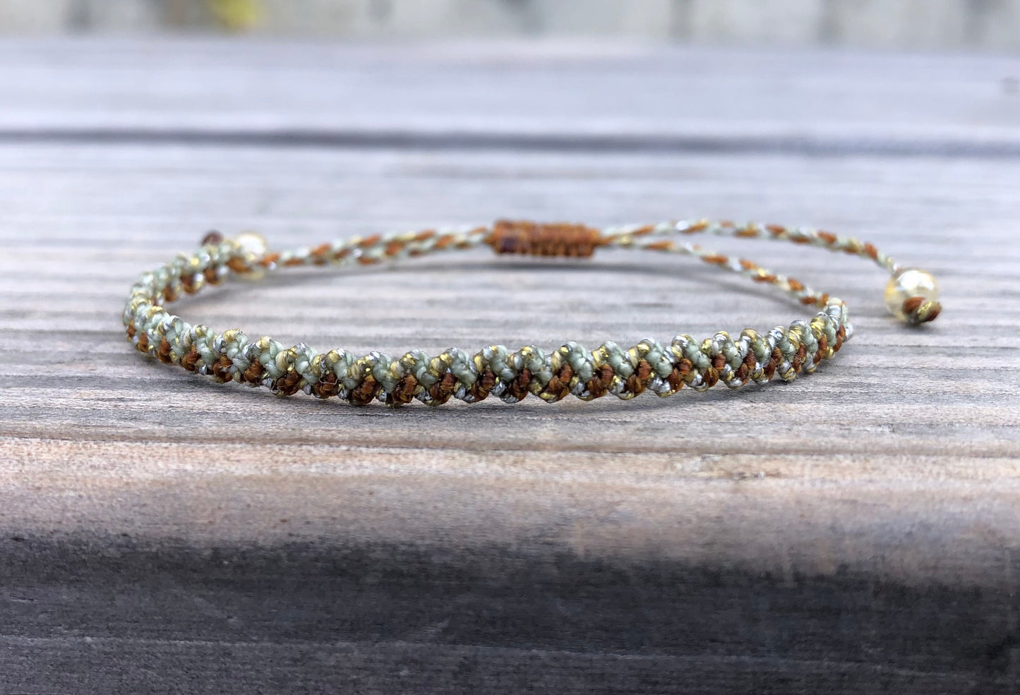 Feines Armband mit Goldakzenten