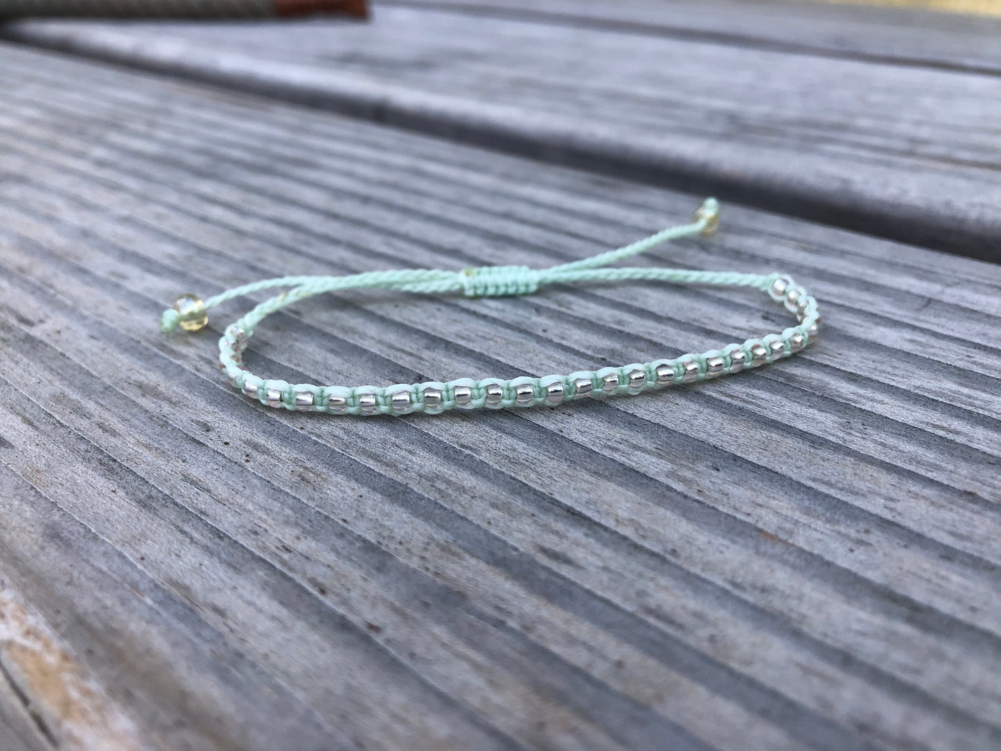 Feines Armband mit Rocailles Perlen