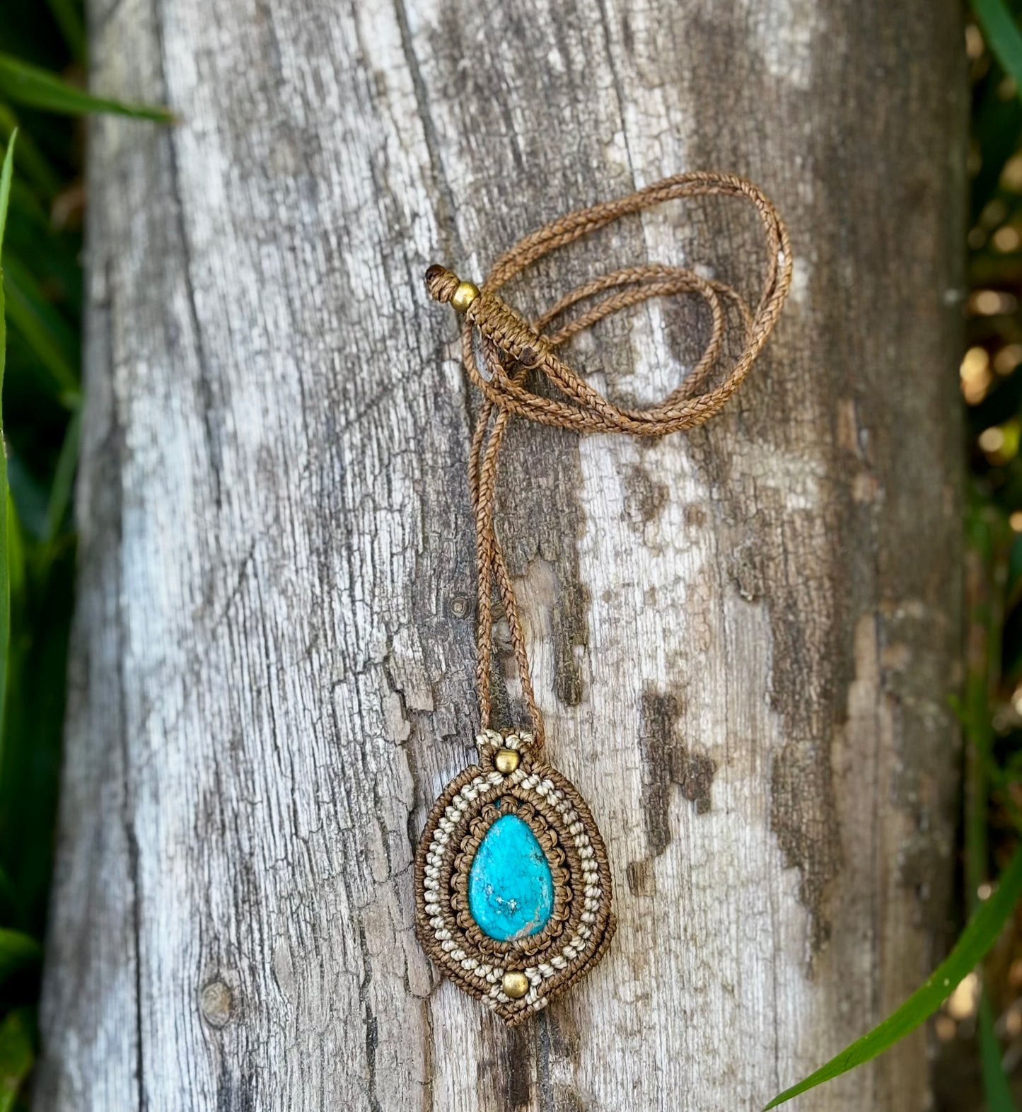 Makramee Halskette mit eingefasstem Türkis Stein