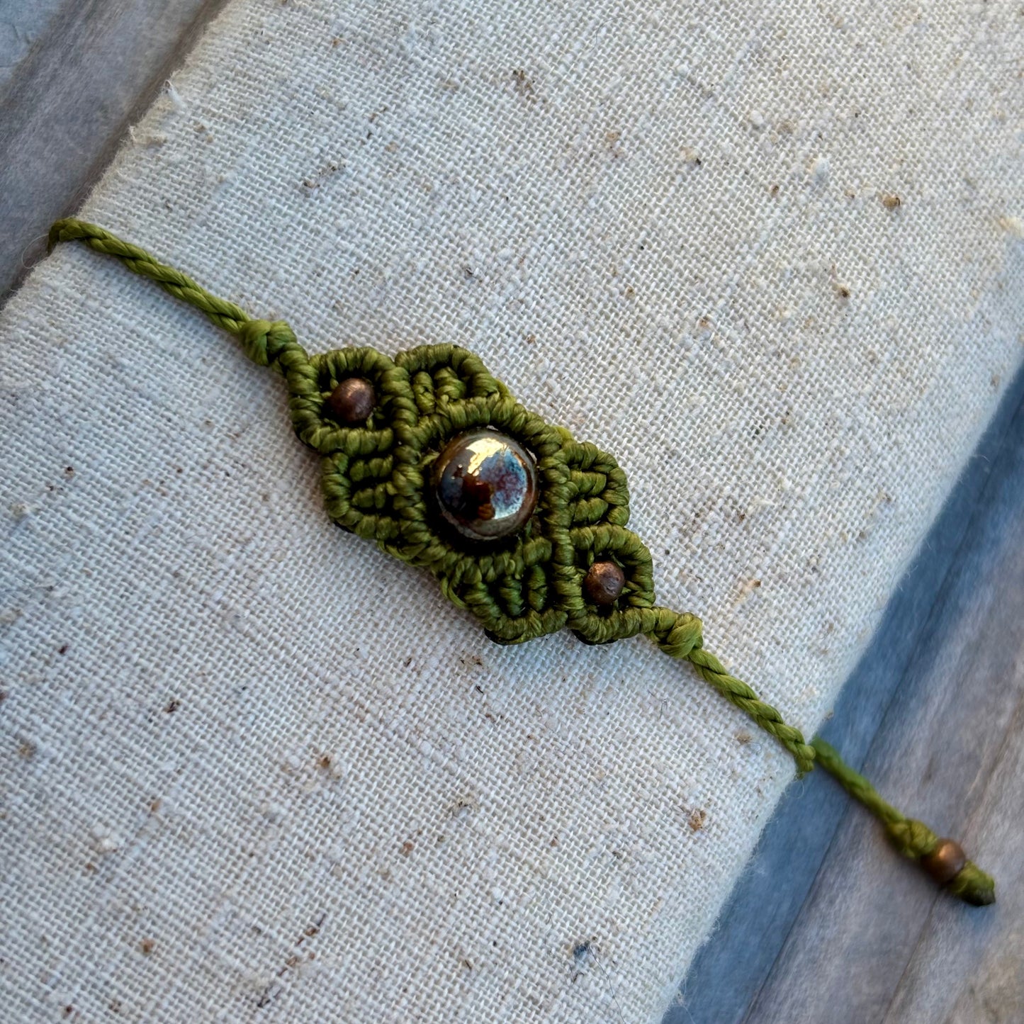 Makramee Armband mit Keramikperle