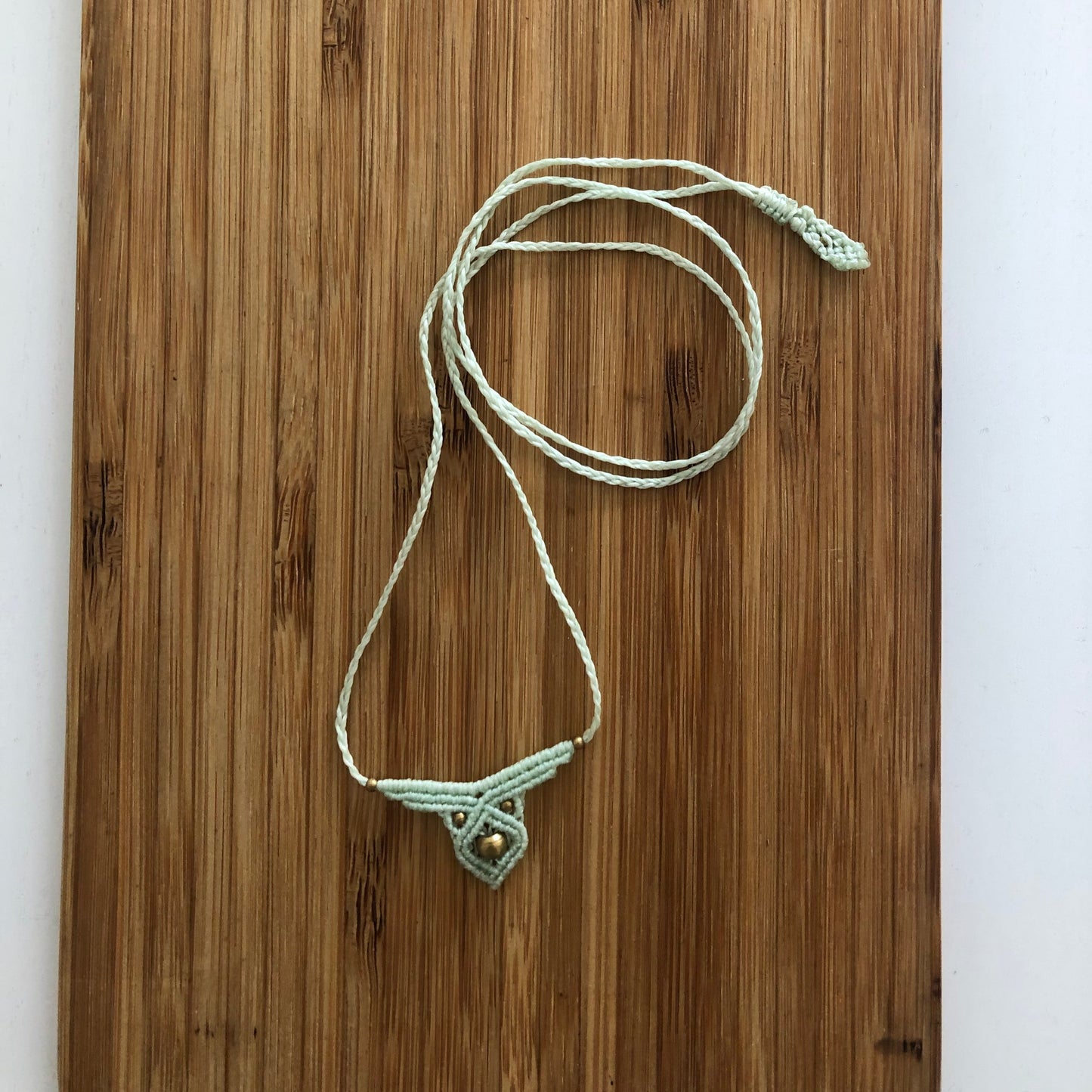 Makramee Halskette mit eingeknüpften Messingperlen