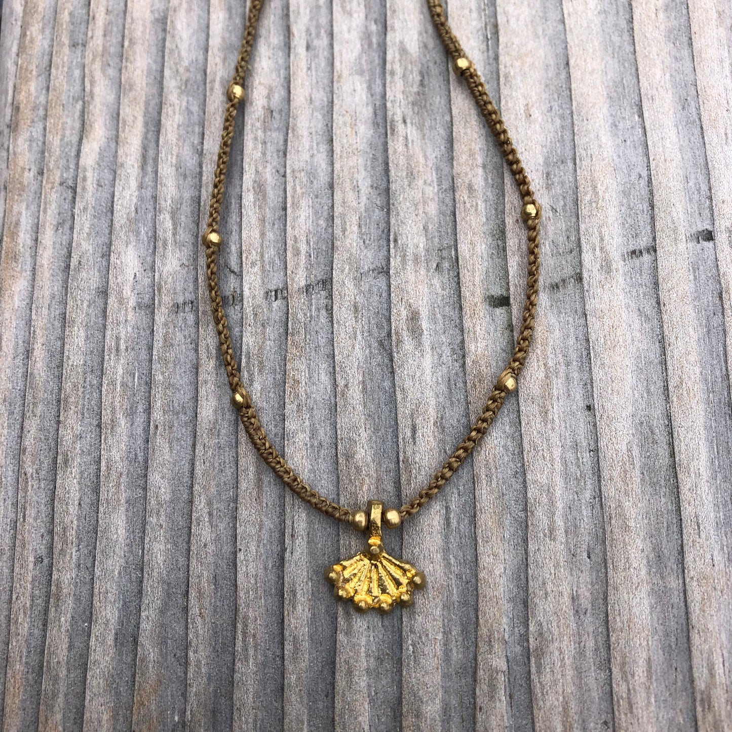 Halskette mit Messinganhänger