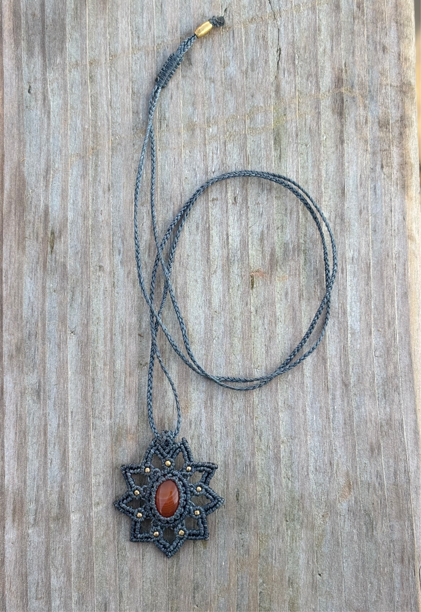 Halskette mit eingefasstem Karneol