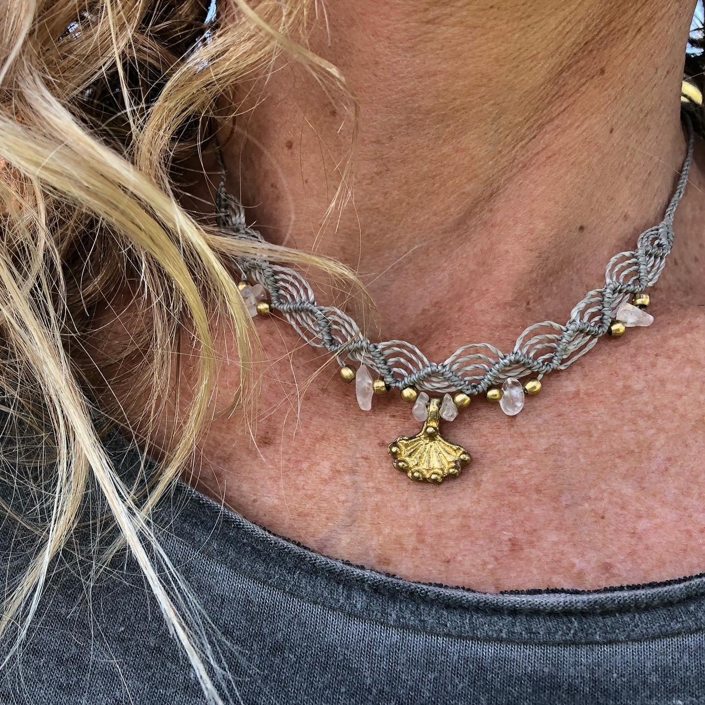 Makramee Halskette mit Quarz und Messinganhänger