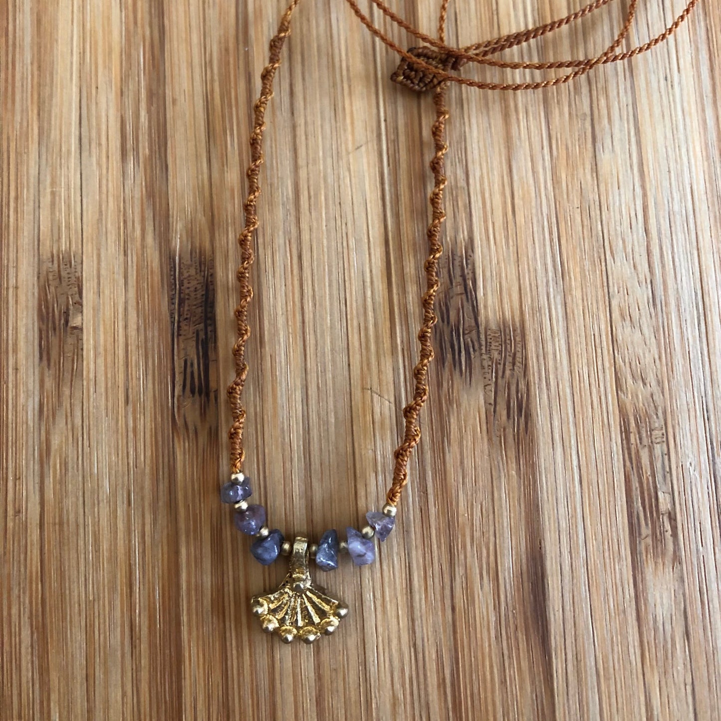 Halskette mit Messinganhänger und Tansanitsteinchen