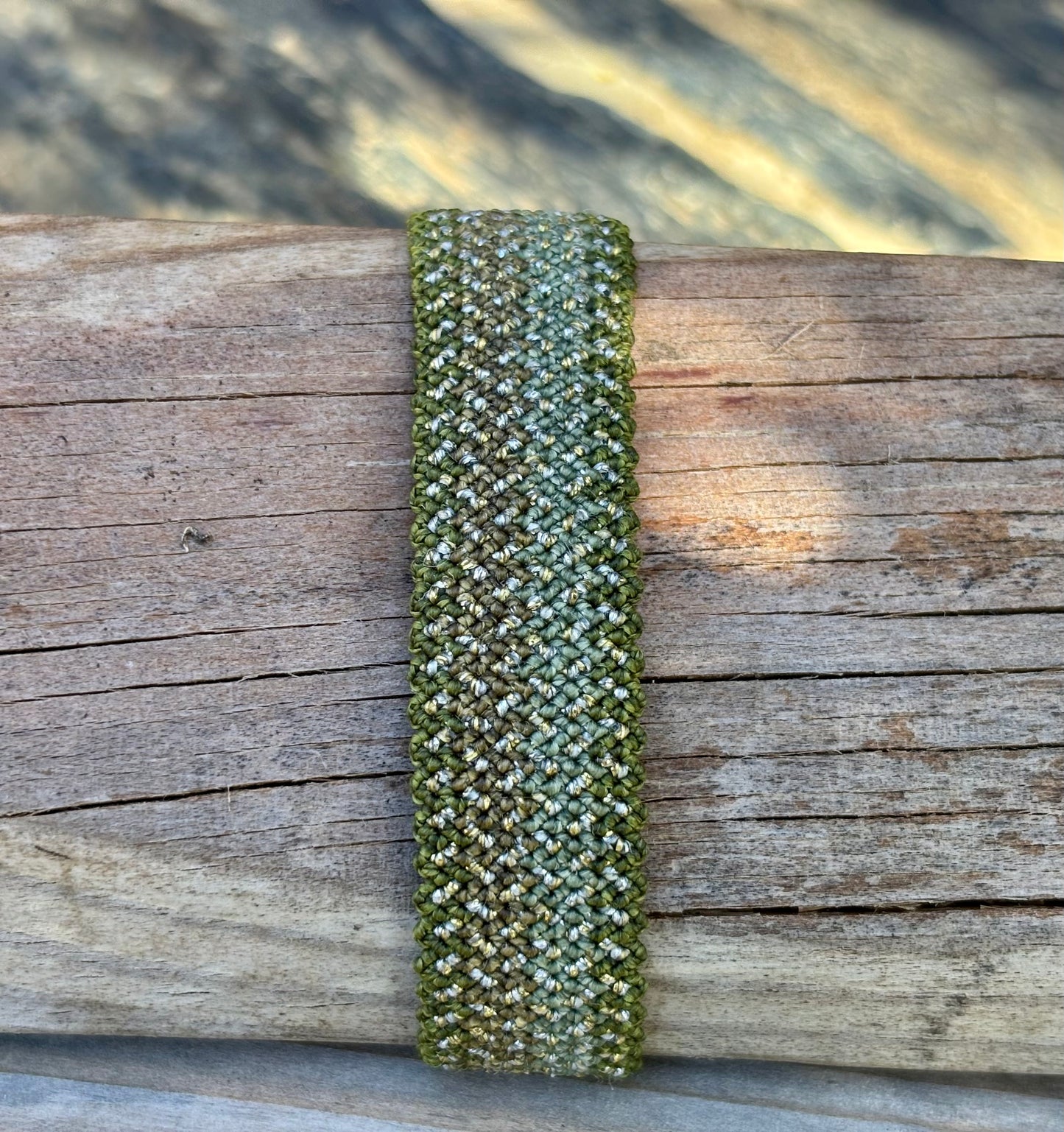 Gemustertes Armband mit Gold/Silber /-Akzenten