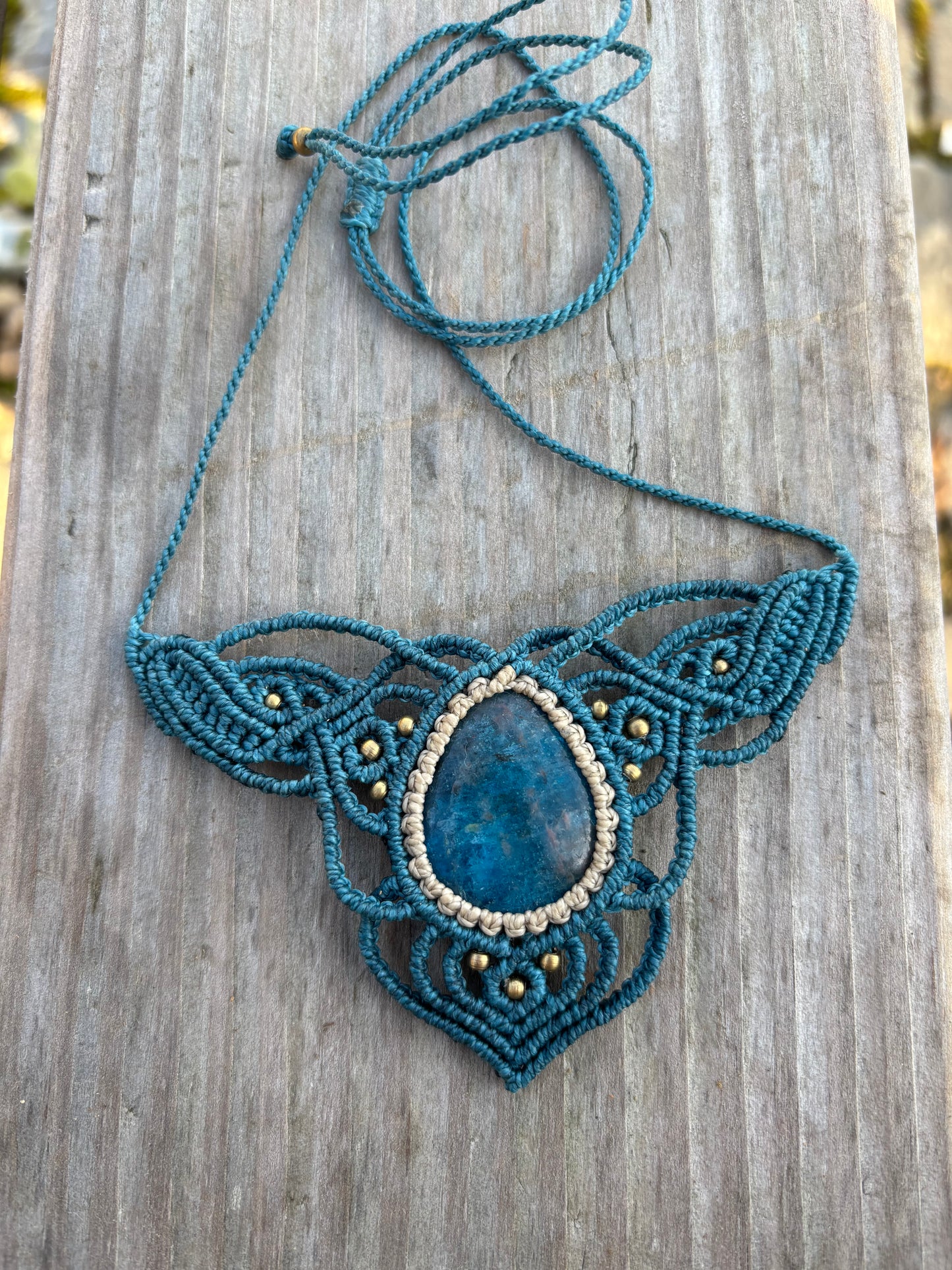 Statementkette mit eingefasstem Apatit