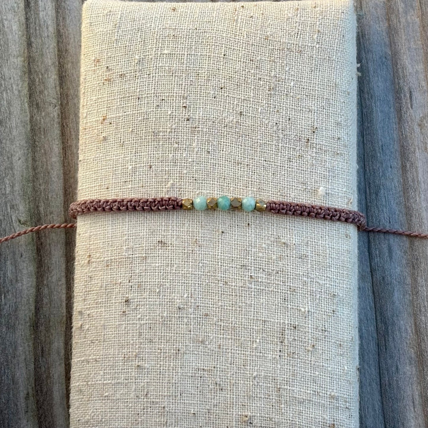 Feines Armband mit Amazonitperlen