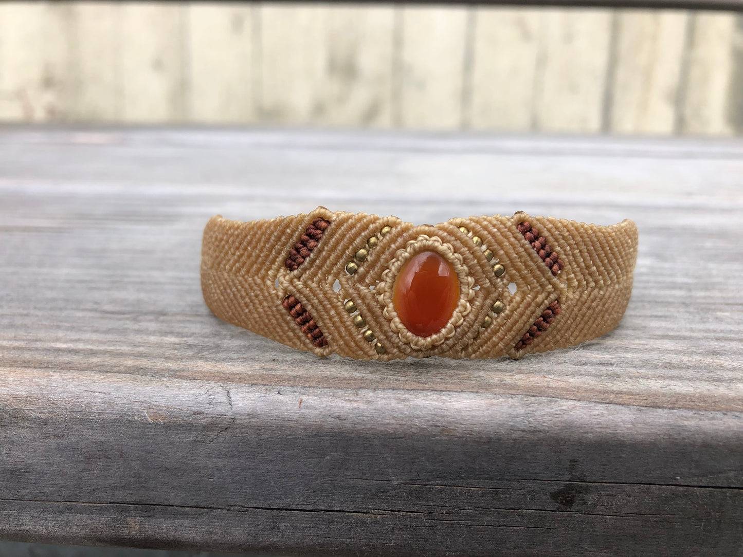 Makramee Armband mit eingefasstem Karneol