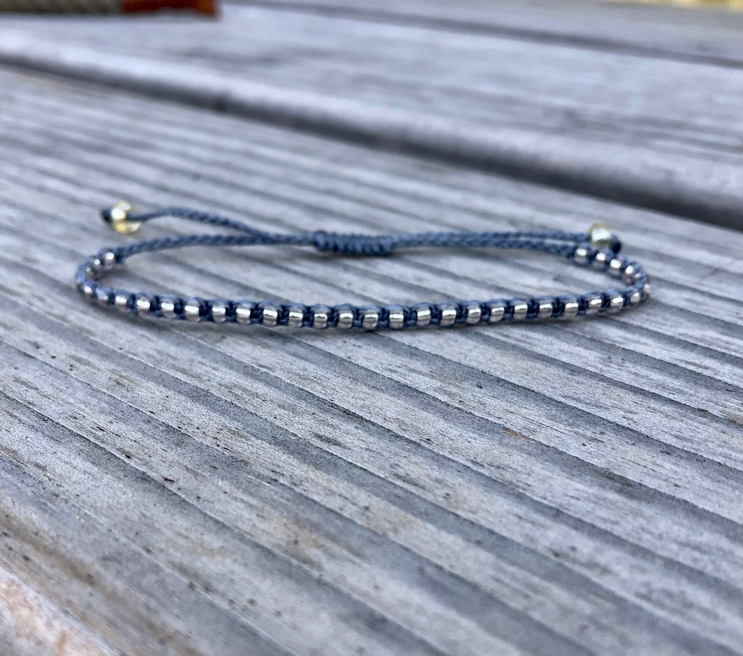 Feines Armband mit Rocailles Perlen