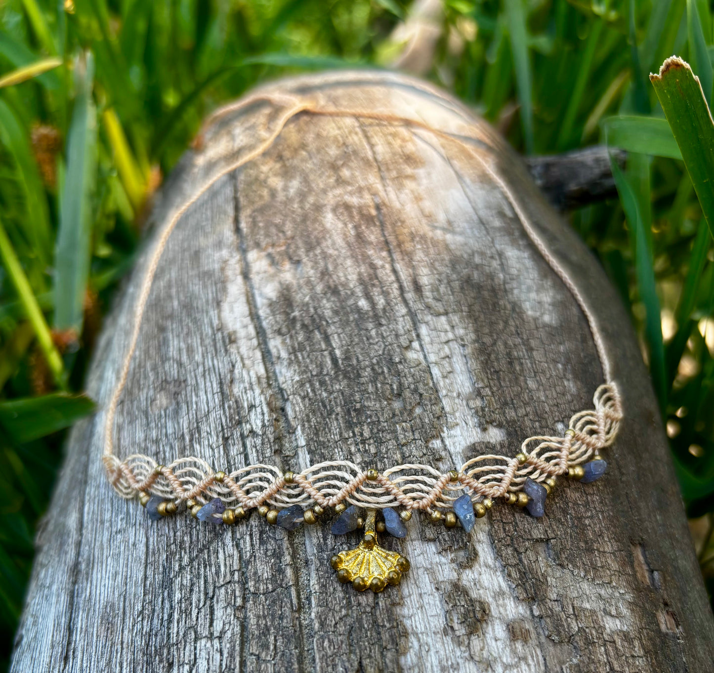 Feine Halskette mit Tansanitsteinchen