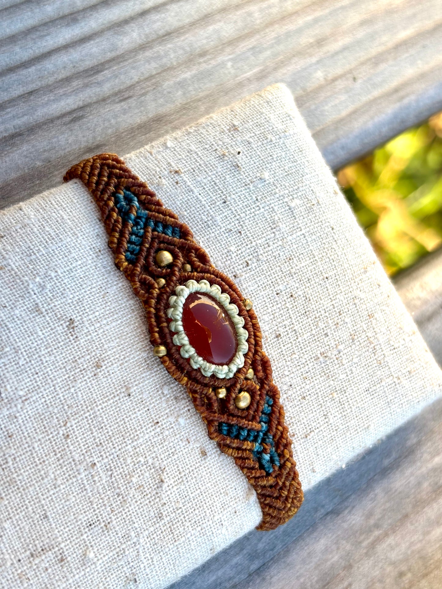 Makramee Armband mit eingeknüpftem Stein