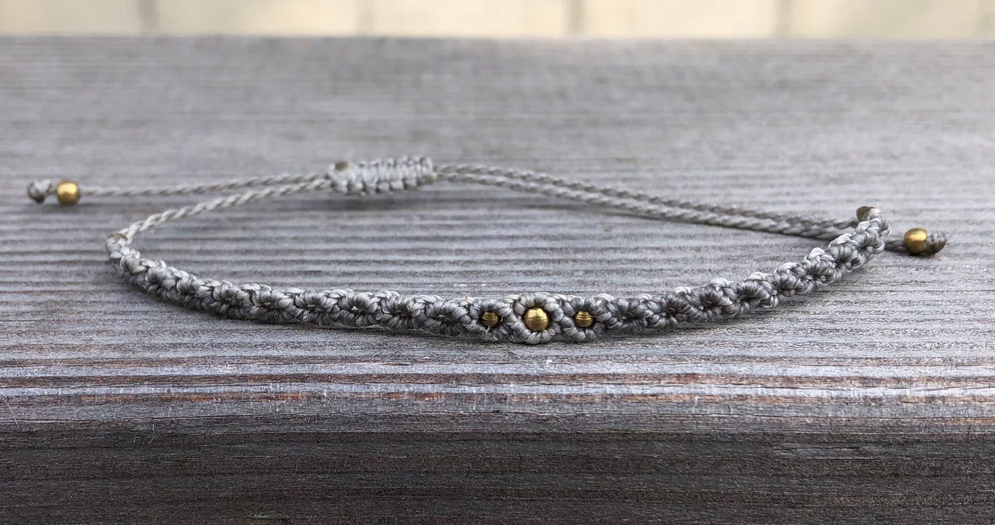 Makramee Armband mit Messingperlen in Grau