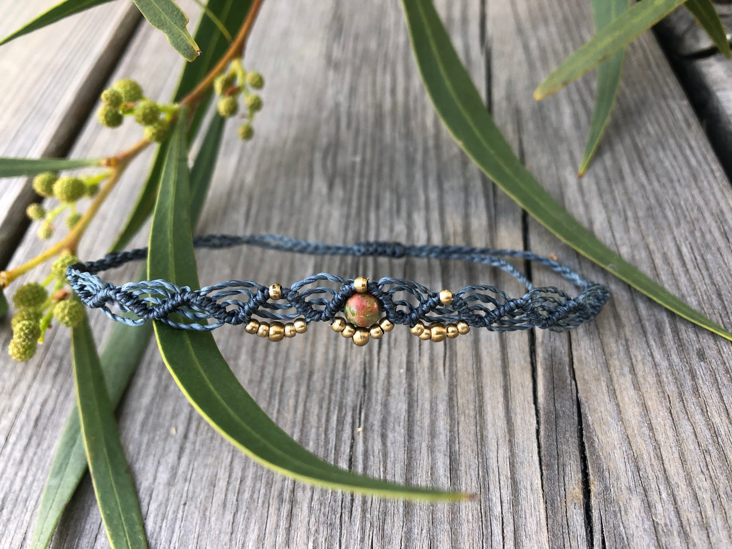 Makramee Armband mit Unakitperle