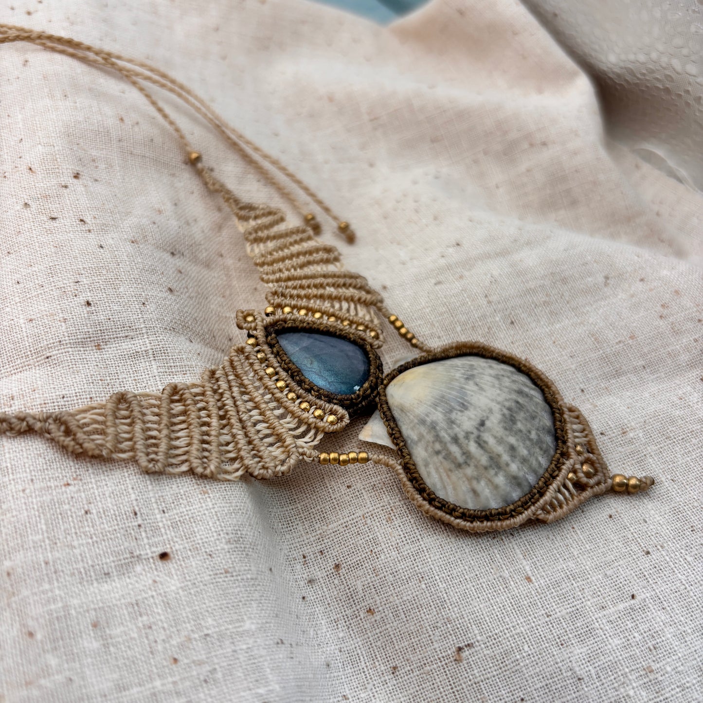 Statementkette mit Meeresmuschel und Labradorit