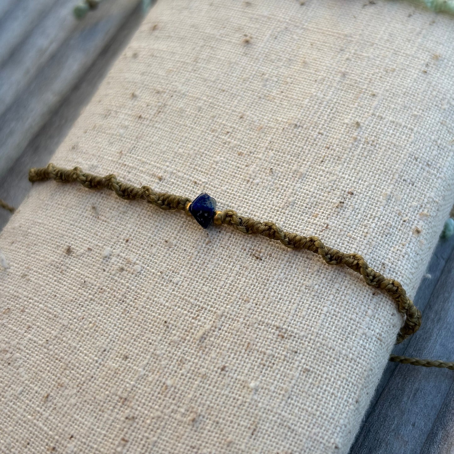 Feines Armband mit Lapislazuli Steinchen