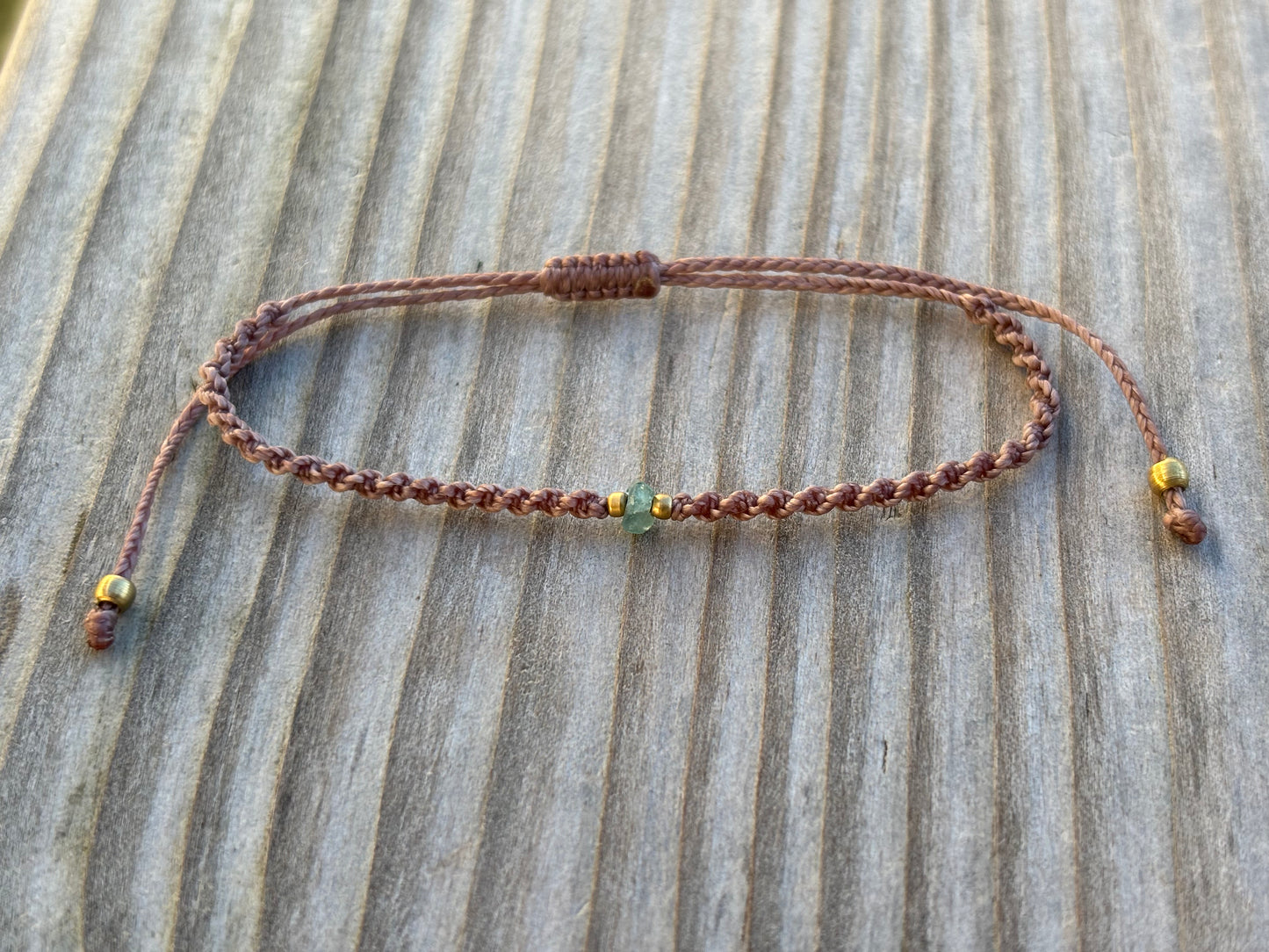 Feines Armband mit Turmalin Steinchen