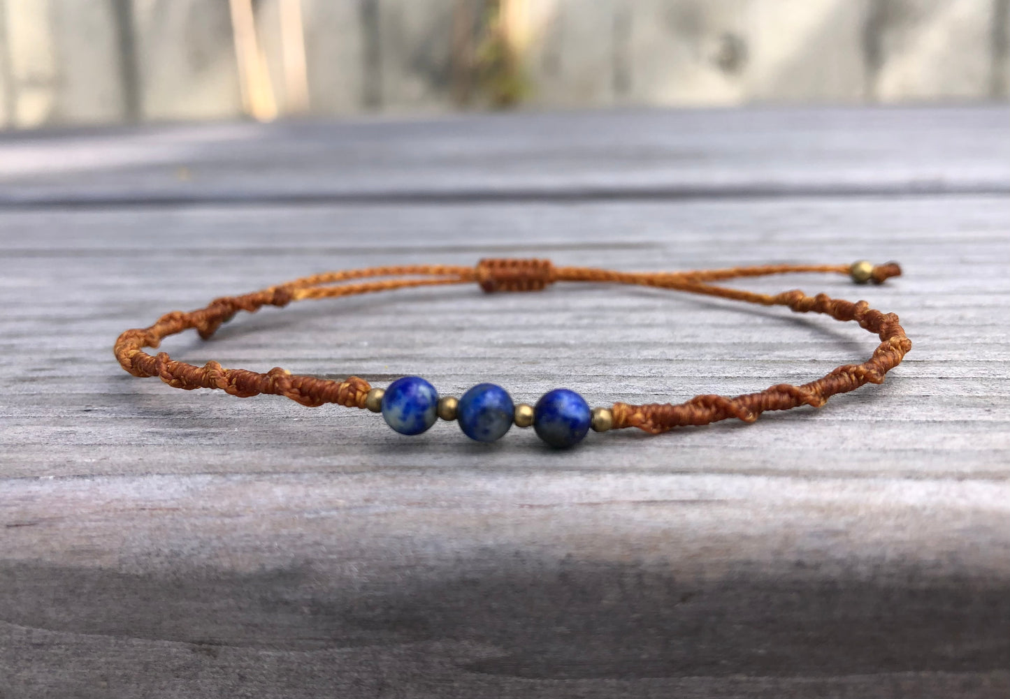 Feines Armband mit Lapislazupi Perlen