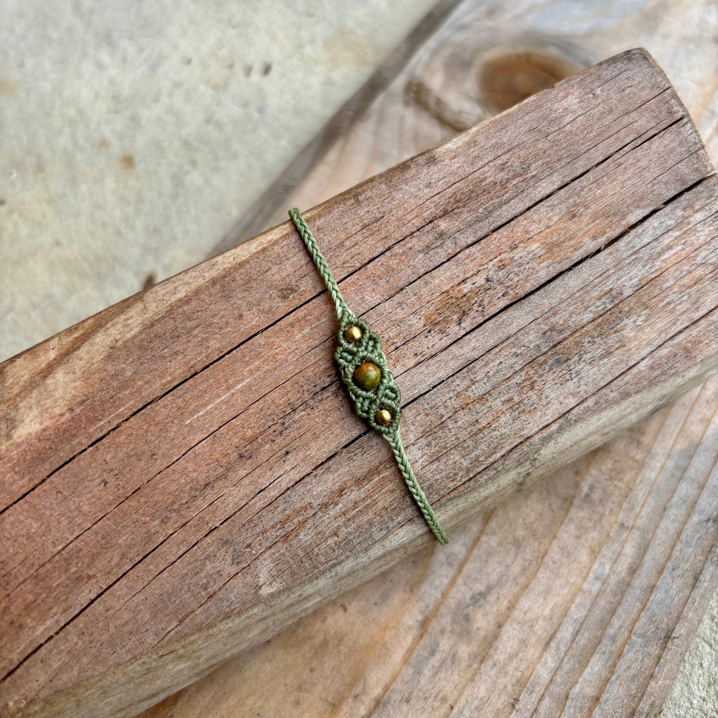 Feines Armband mit Unakit Perle