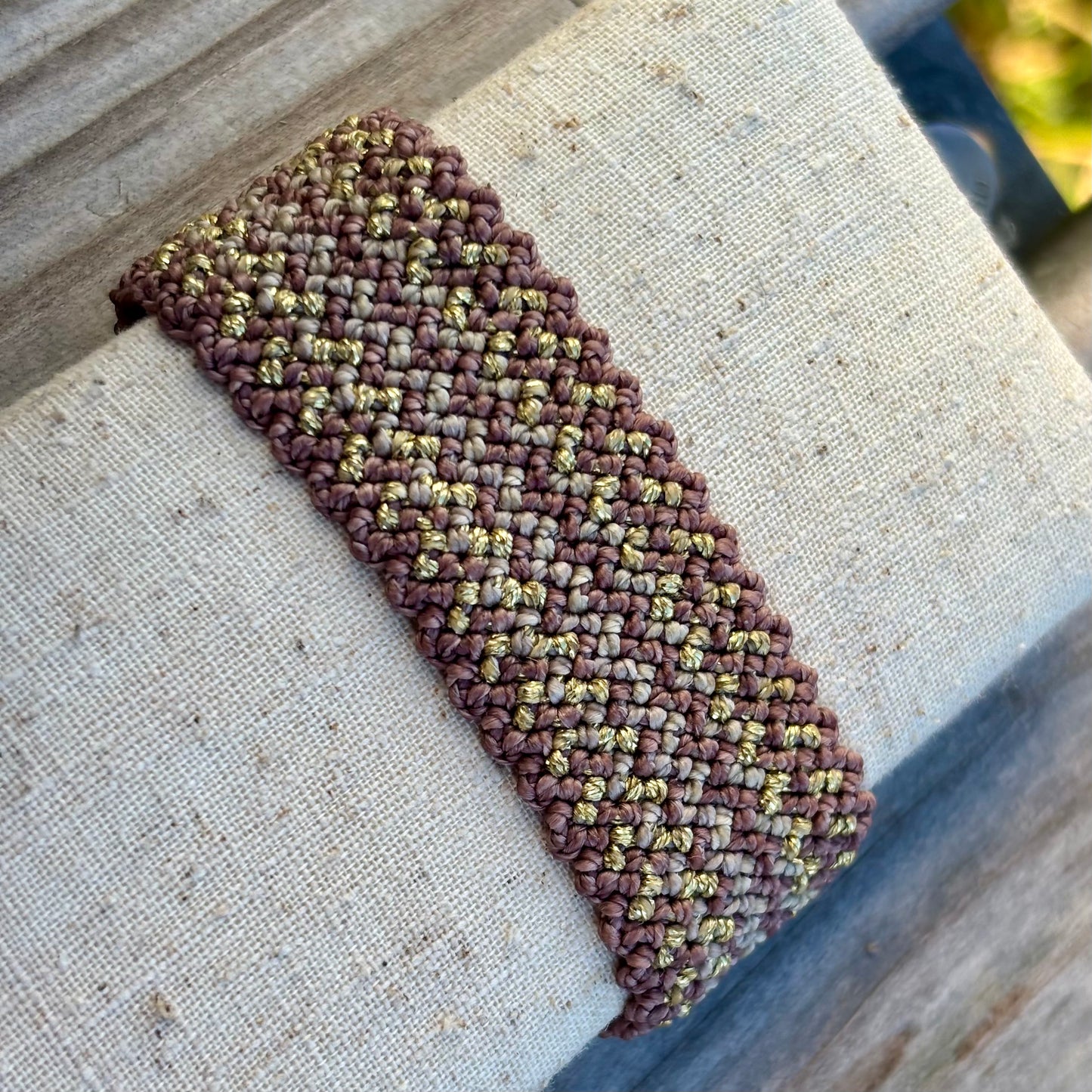 Gemustertes Armband mit Goldakzenten