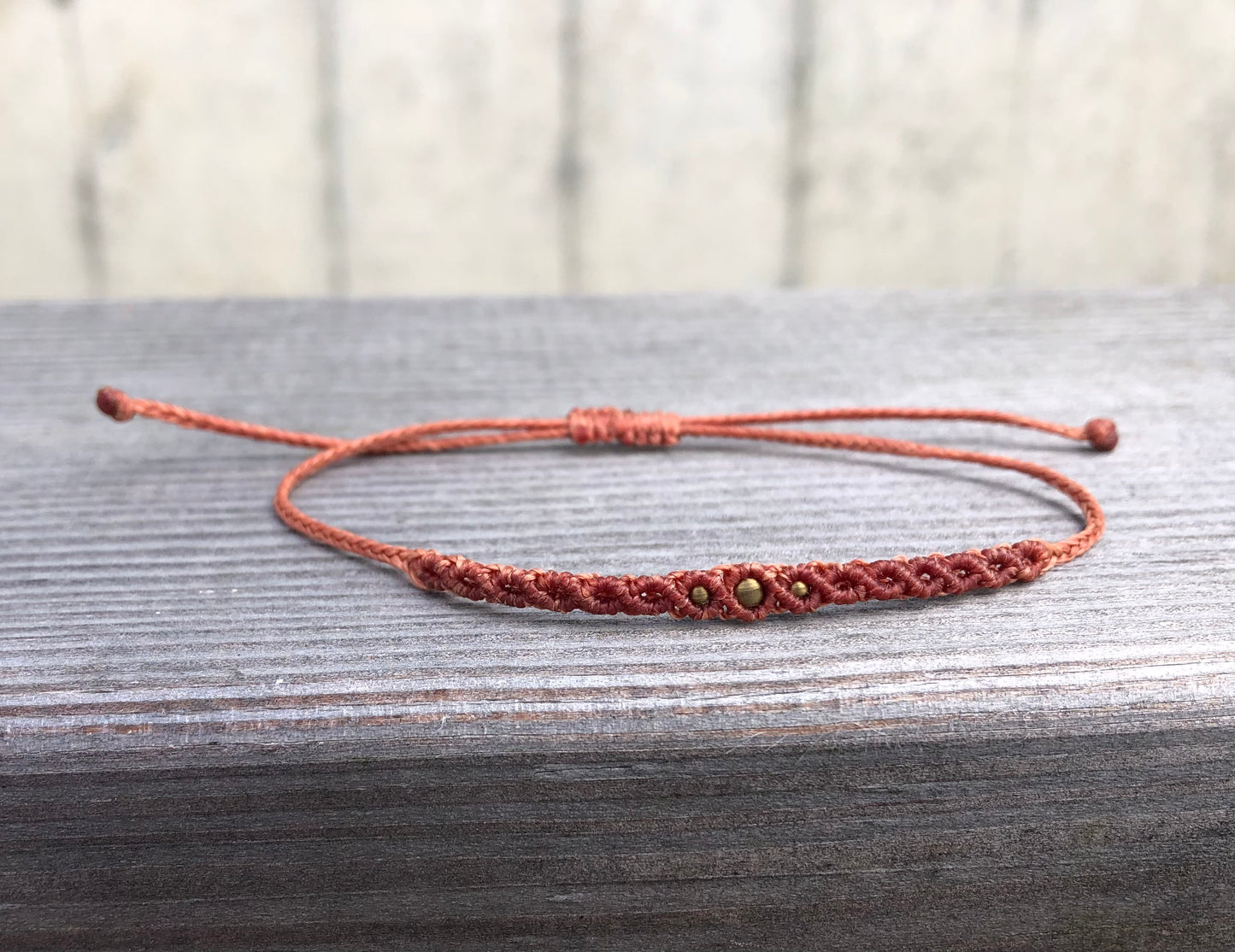 Makramee Armband mit Messingperlen in Apricot