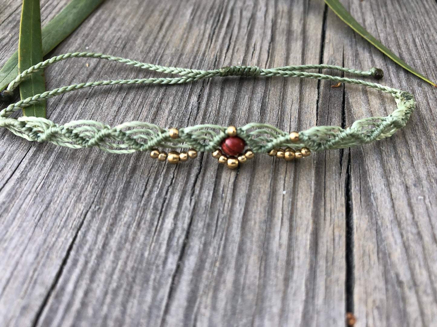 Makramee Armband mit rotem Jaspis