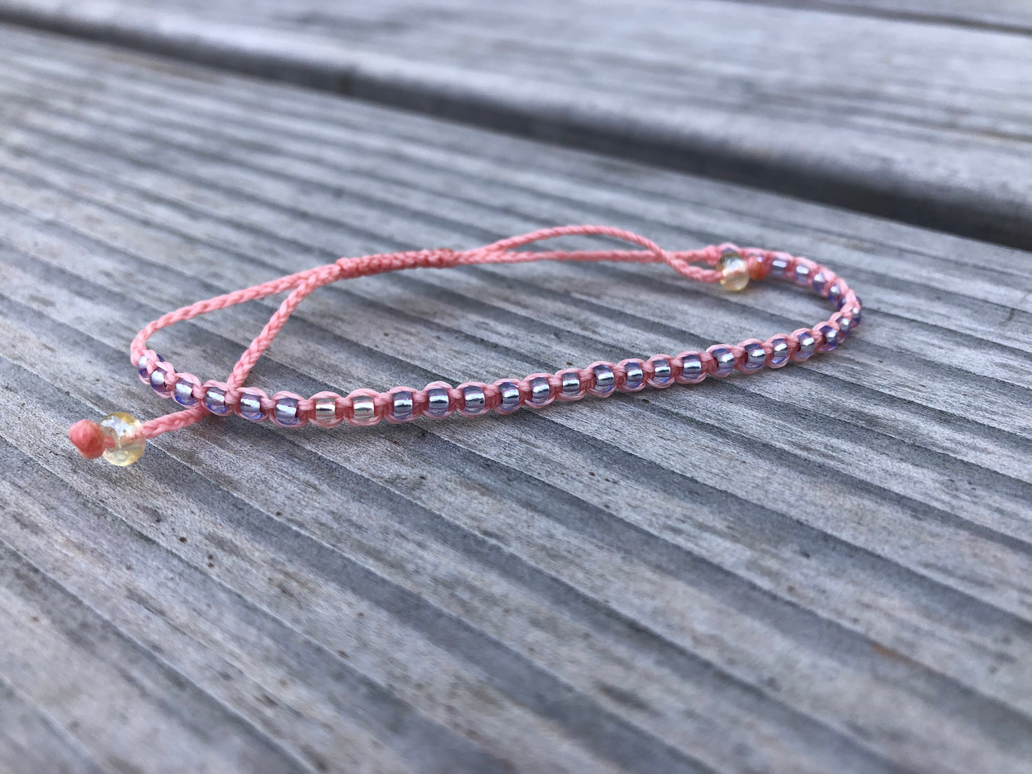 Feines Armband mit Rocailles Perlen