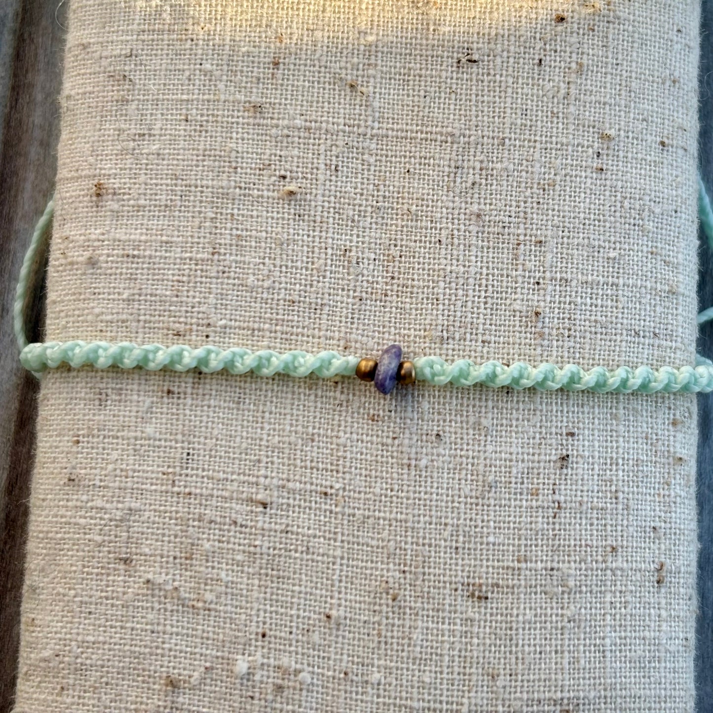 Feines Armband mit Lapislazuli Steinchen