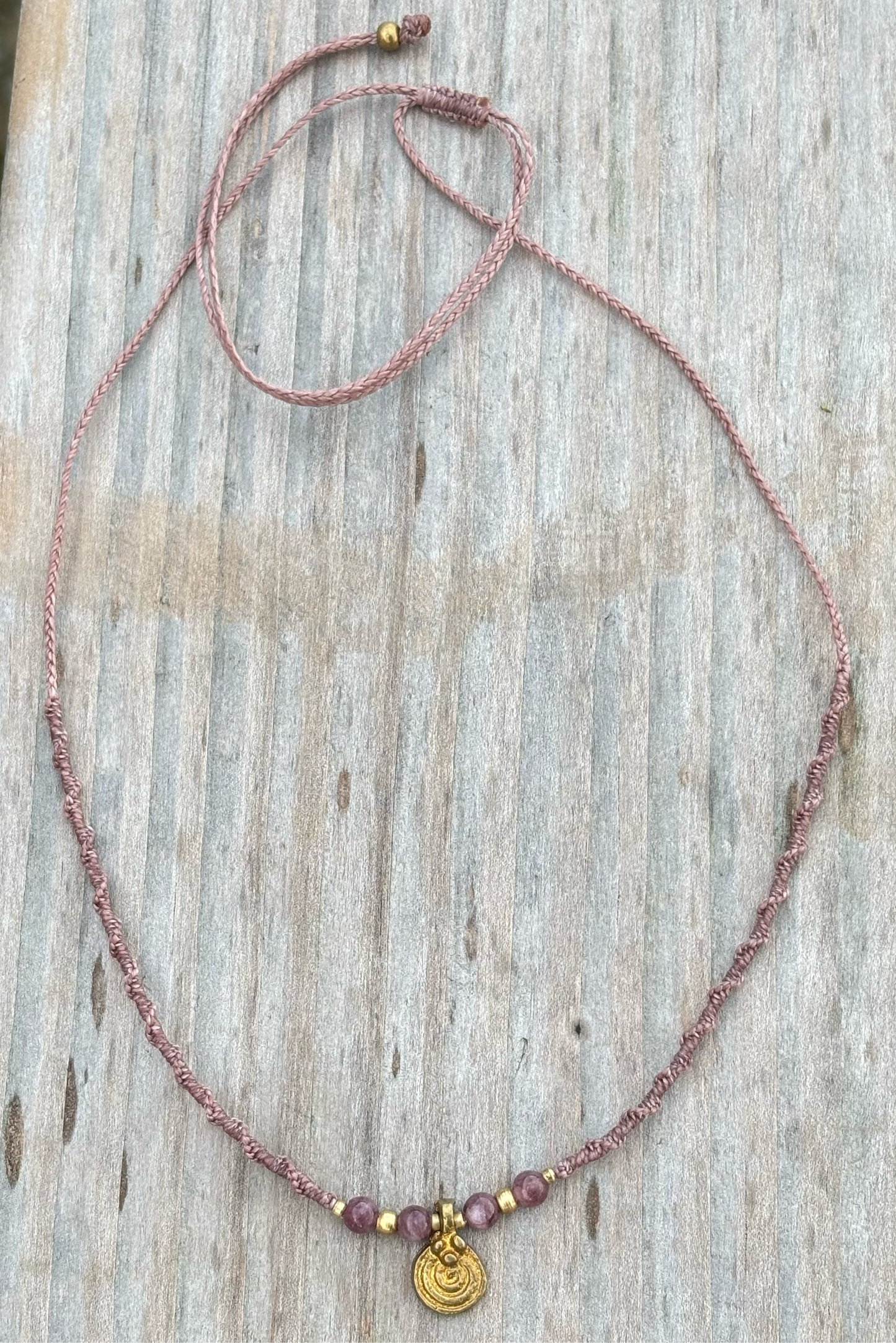 Halskette mit Messinganhänger