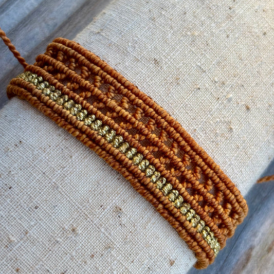 Breites Makramee Armband mit Goldakzenten