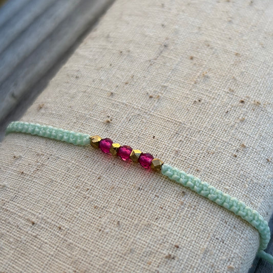 Feines Armband mit Glasperlen