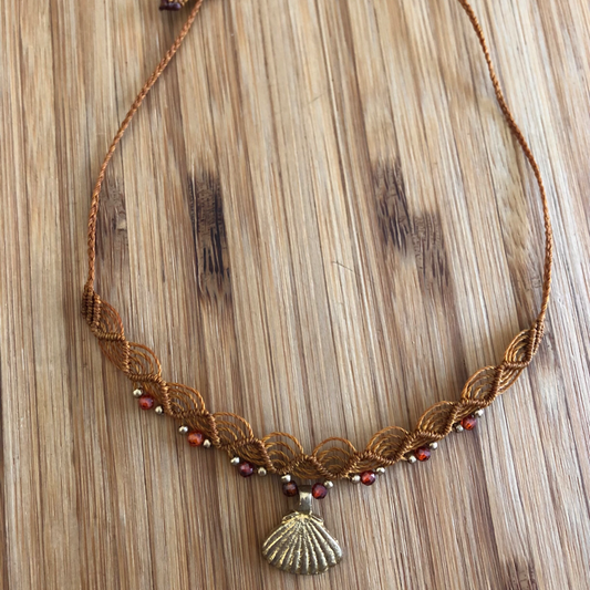 Halskette mit Muschelanhänger