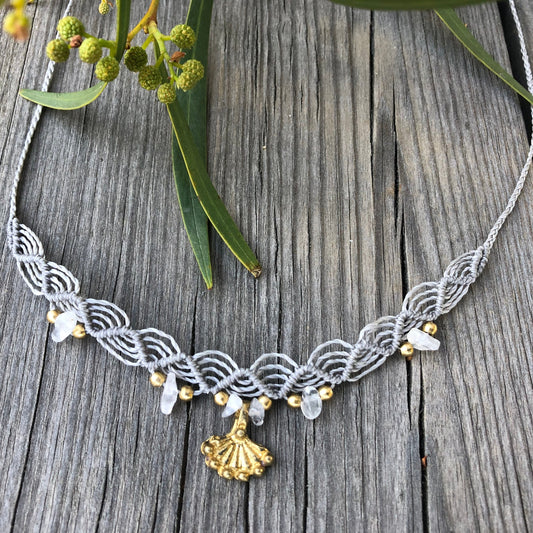 Makramee Halskette mit Quarz und Messinganhänger