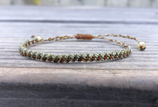 Feines Armband mit Goldakzenten