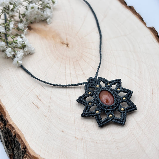 Halskette mit eingefasstem Karneol