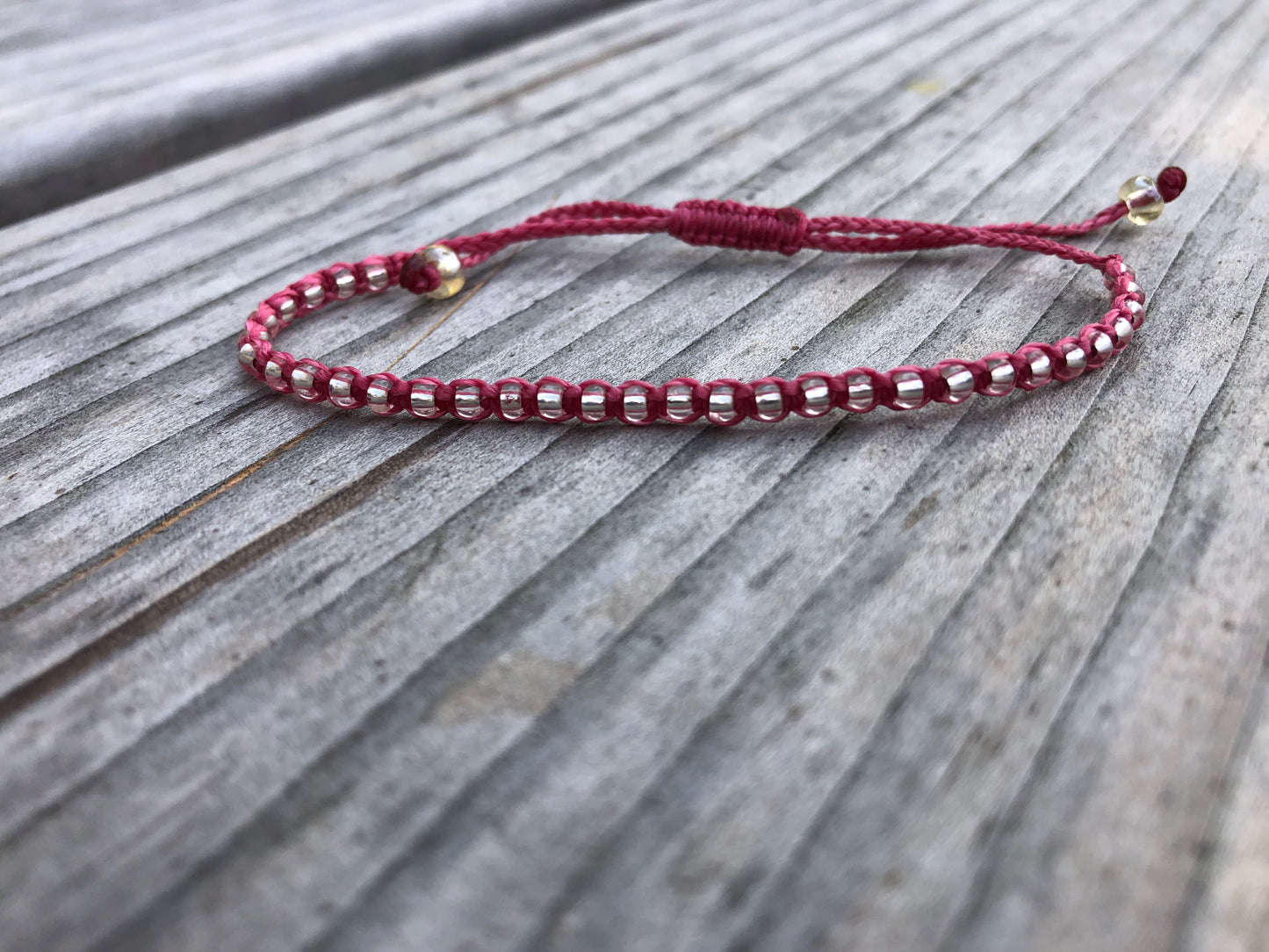 Feines Armband mit Rocailles Perlen