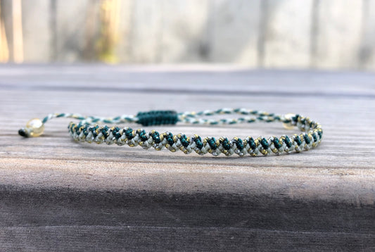 Feines Armband mit Goldakzenten