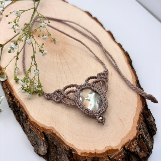 Statementkette mit eingefasstem Perlmutt