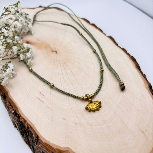 Halskette mit Messinganhänger